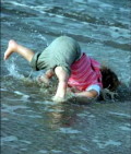 17-awkward-when-kids-fall-over-in-the-sea